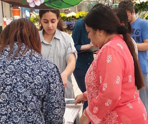 Deena Mousa (YC ‘20) walks customers through treatment surveys in a Carrefour grocery store in Doha, Qatar.